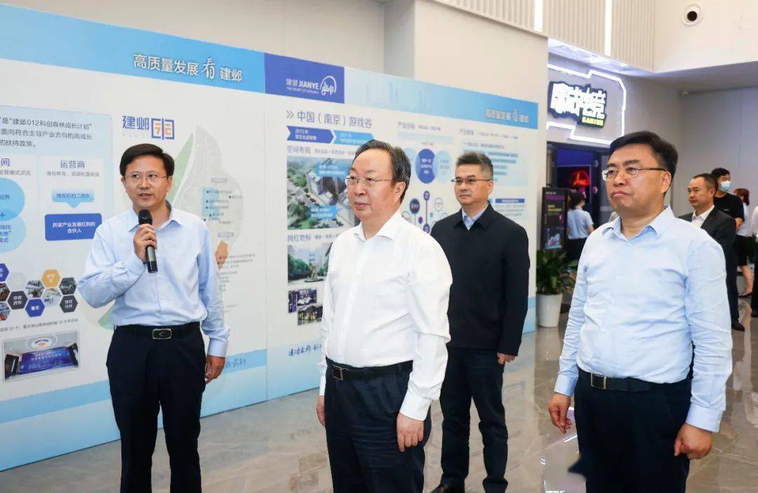 记者 冯芃摄南京市领导李世贵,罗群,杨学鹏,蒋跃建,沈剑荣,周金良,各