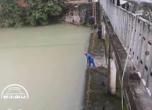 抚州黎川:一小型水库大坝现渗水险情,46名群众已转移至安全区
