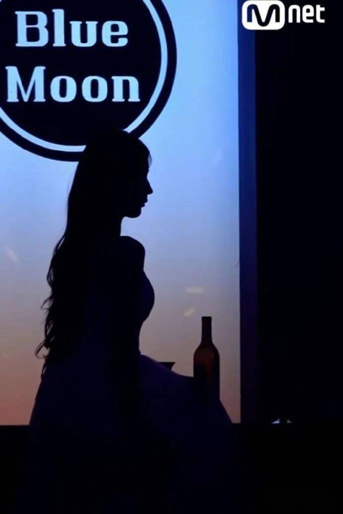 一眼就能看出来是这位女团爱豆的剪影美女连影子都是美女