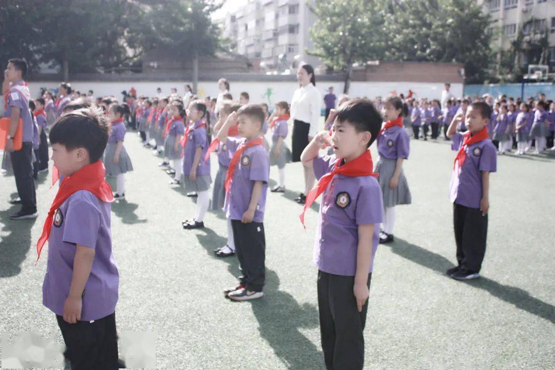 市育才小学举行一年级入队暨建队主题大队会