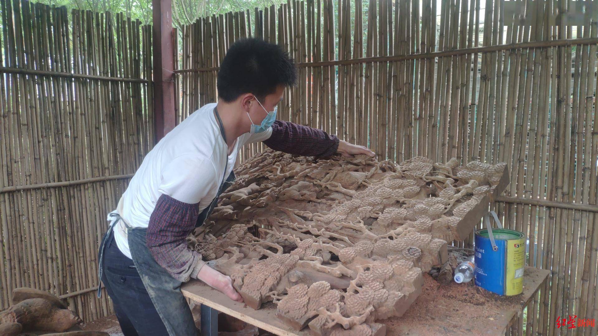 失去右掌却偏偏爱上非遗木雕四川崇州小伙单掌雕出花花世界