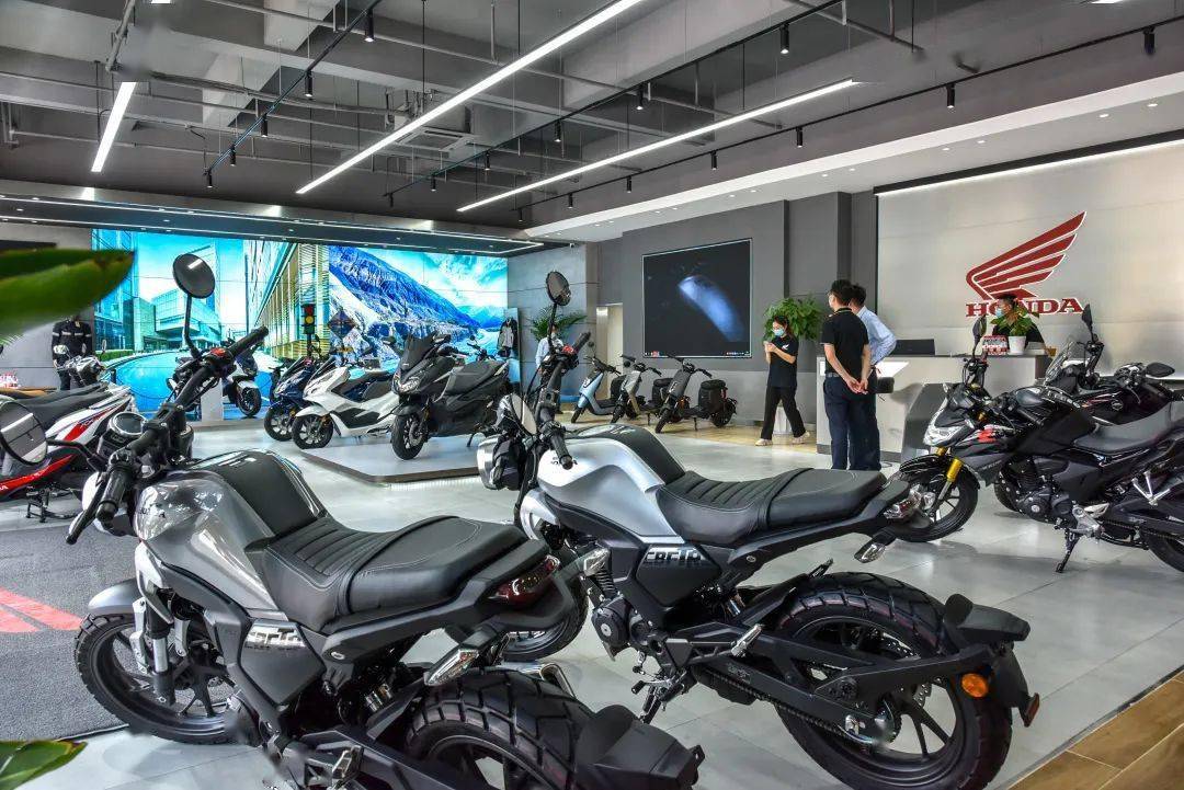 媒体代表以及摩托车爱好者共聚一堂,共同见证新大洲本田honda wing