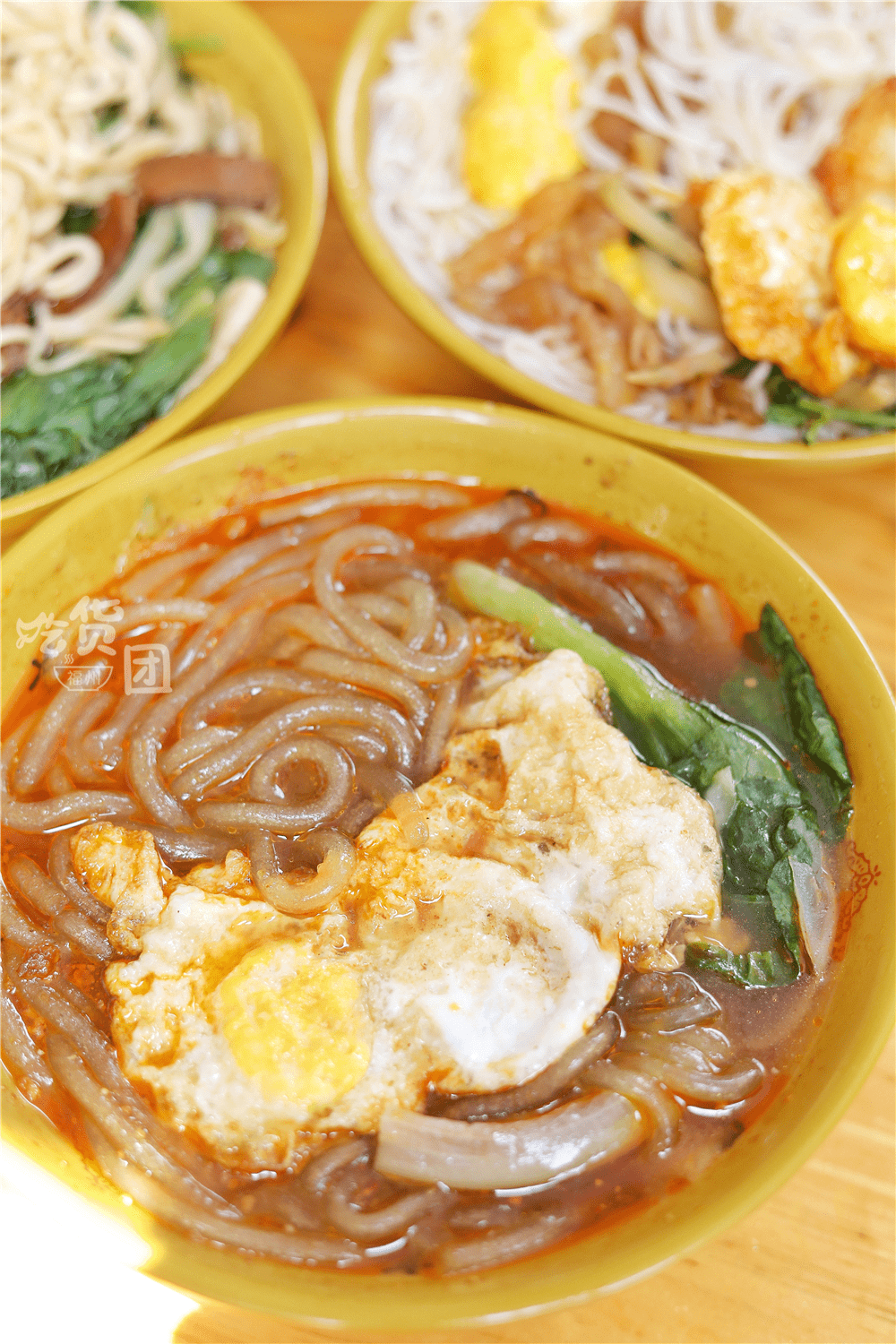 试说不过去,简简单单的薯粉浇上滚烫的高汤,热气腾腾的撒上香菜跟煎蛋