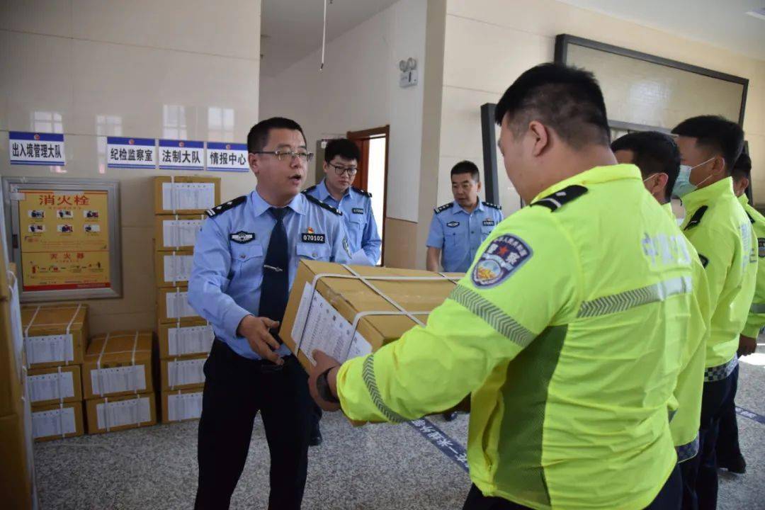 公安局举行事业编辅警服装发放仪式