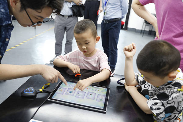模型|新一代的机器人、绘本、乐高模型……来看智能教育长什么样