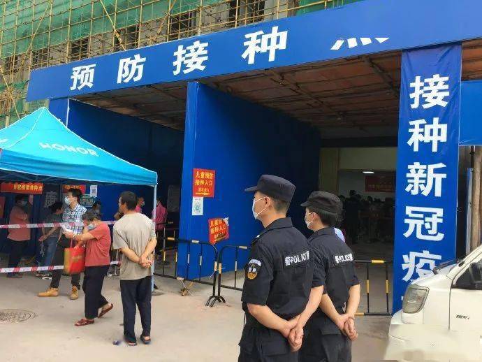 苗苗苗警察蜀黍陪你一起打疫苗