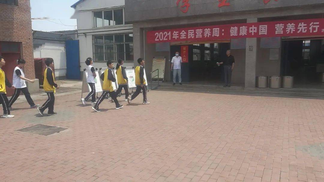 以悬挂宣传横幅,摆放展板,设咨询台,发放宣传资料,讲解合理膳食相关