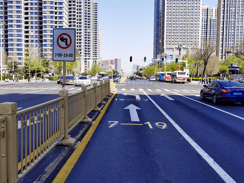 7点至19点市中心这个路口只能直行不能左转