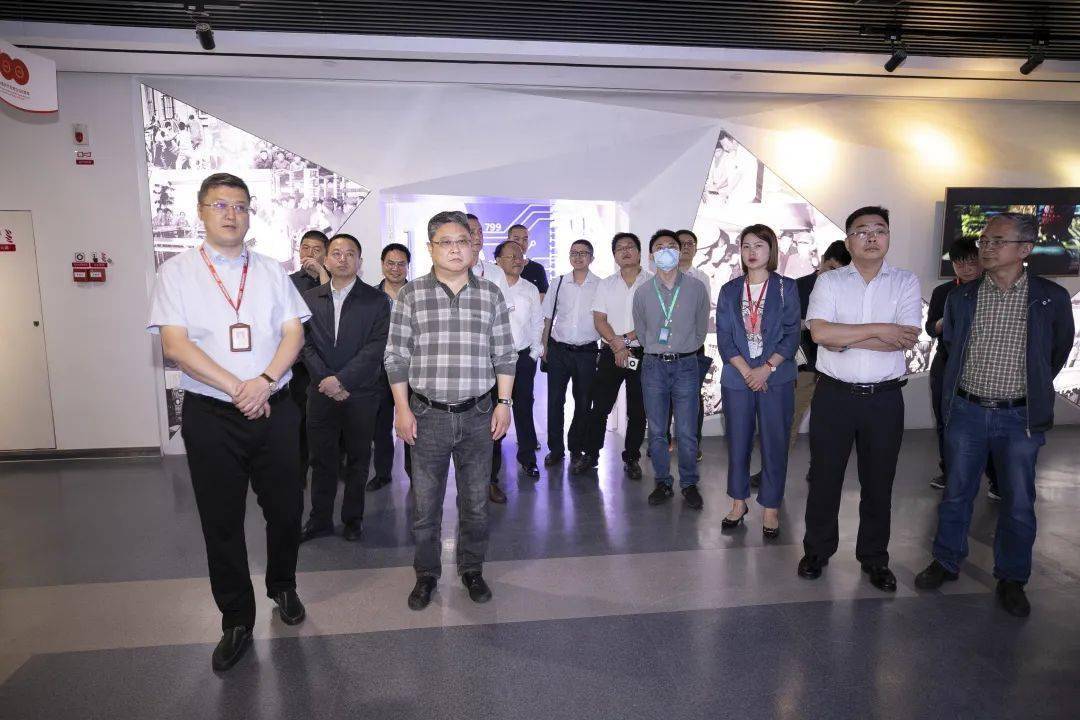 首先,杨艳辉带领中物院化材所相关领导参观了长虹控股集团展厅,并向