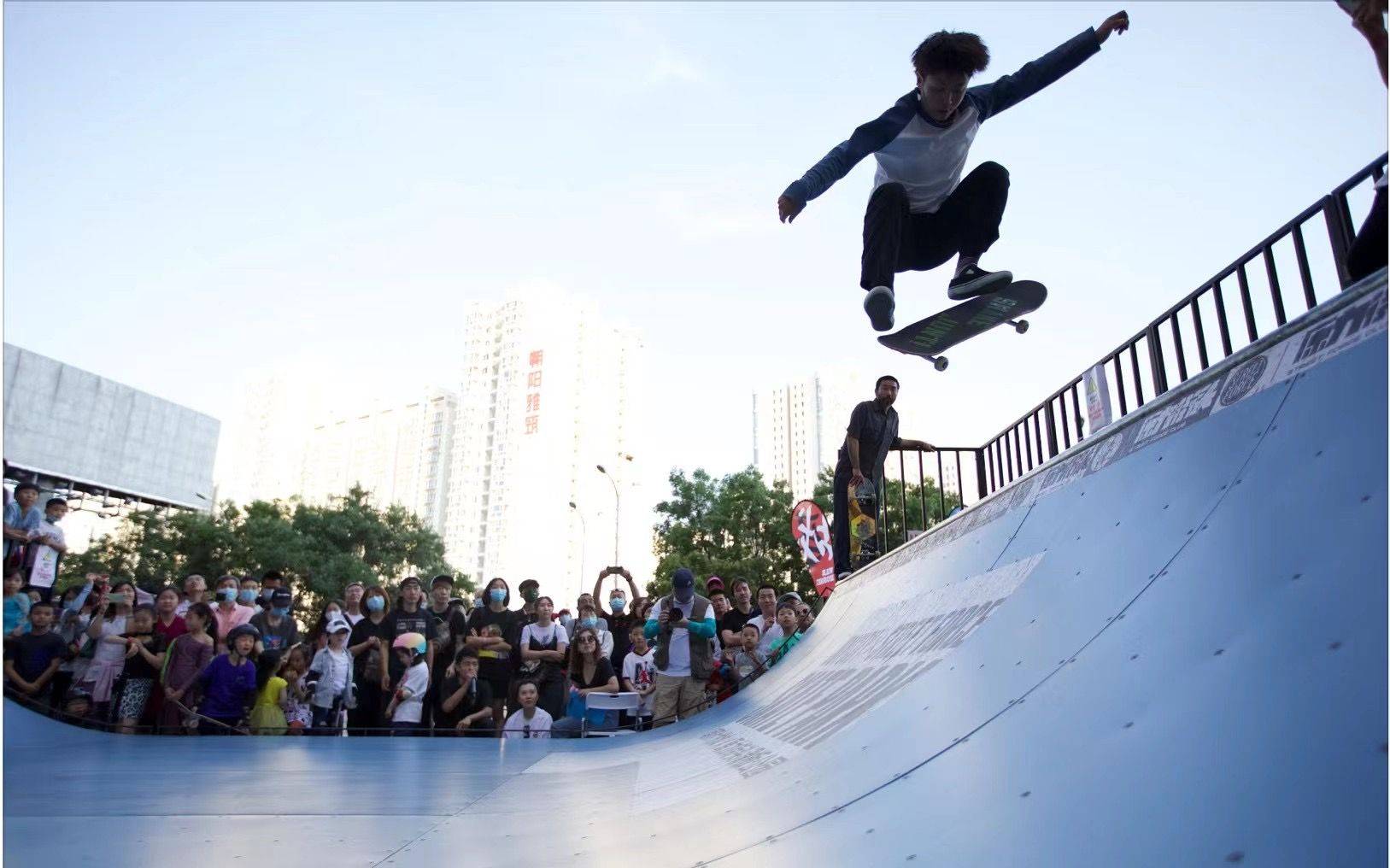 滑板赛事回归街头,小滑手展现天赋老将抢得直通资格_比赛