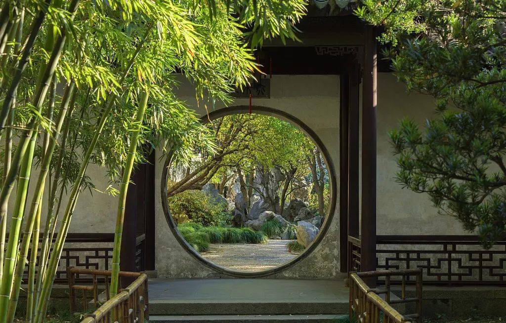 月洞门,又称月光门,从其名称可以推知其式样,如同一轮明月,是正圆形的