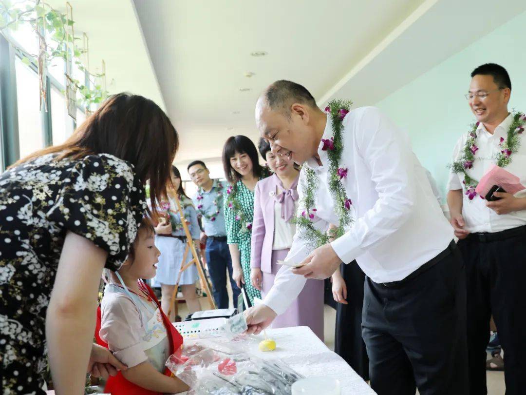 区领导"六一"走访慰问少年儿童