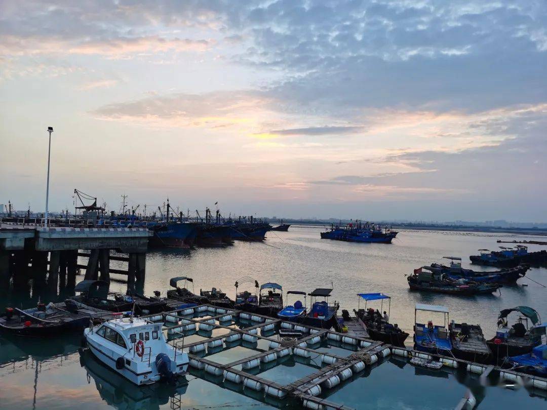 石狮永宁之旅,你可以去沙堤观音山欣赏一片风化石,去梅林港追拍一场