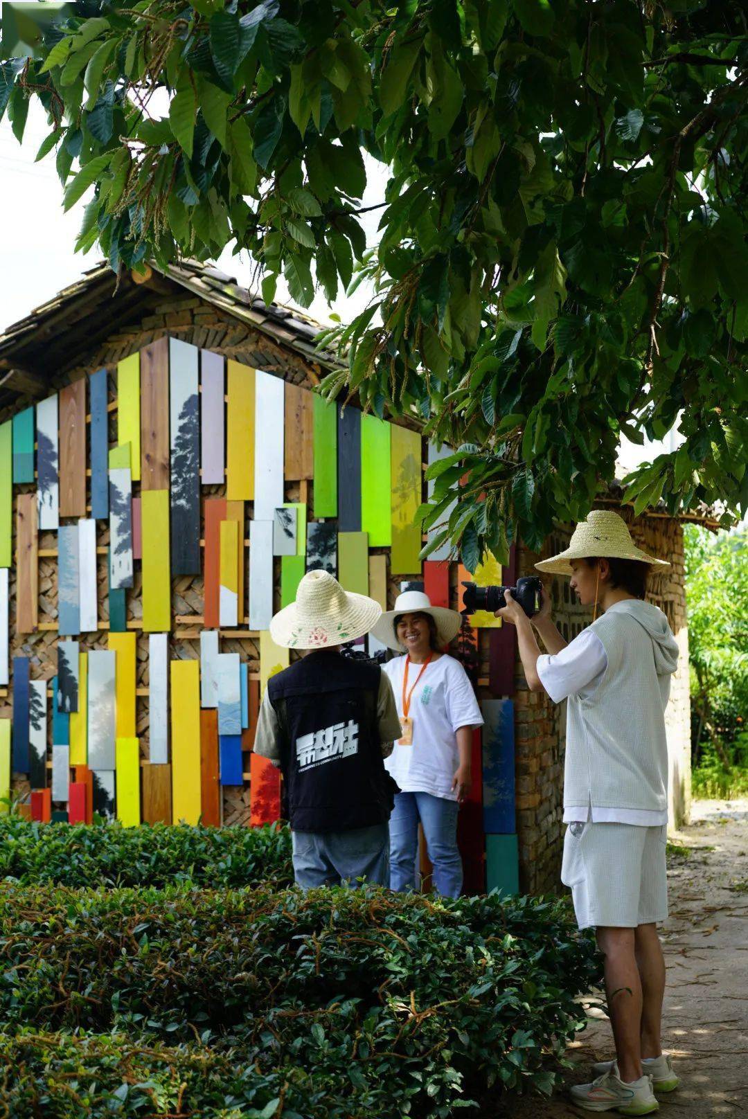 开在偏僻乡村的露天美术馆打动无数城市中产村民才是最懂艺术的人
