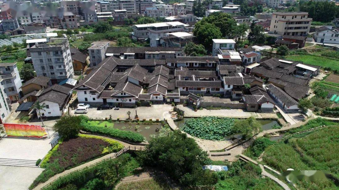 邓子恢故居位于龙岩八景之一的"奇迈岚光"九峰岽山脉的邓厝村,坐