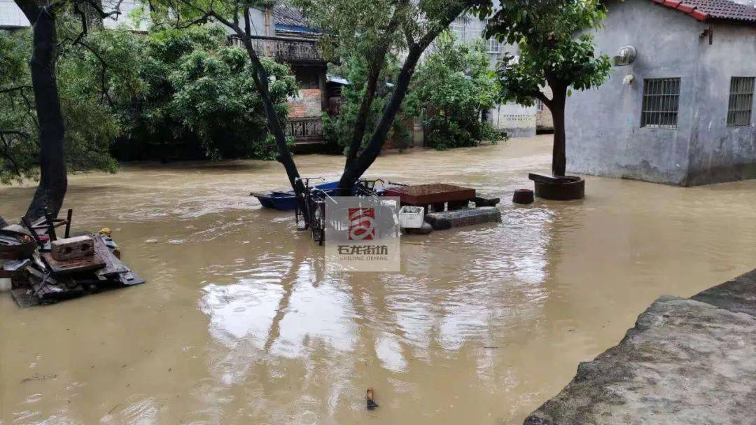 上的水不能及时排走桂贵南路,由于下水道排水不力部分人家家里进水了