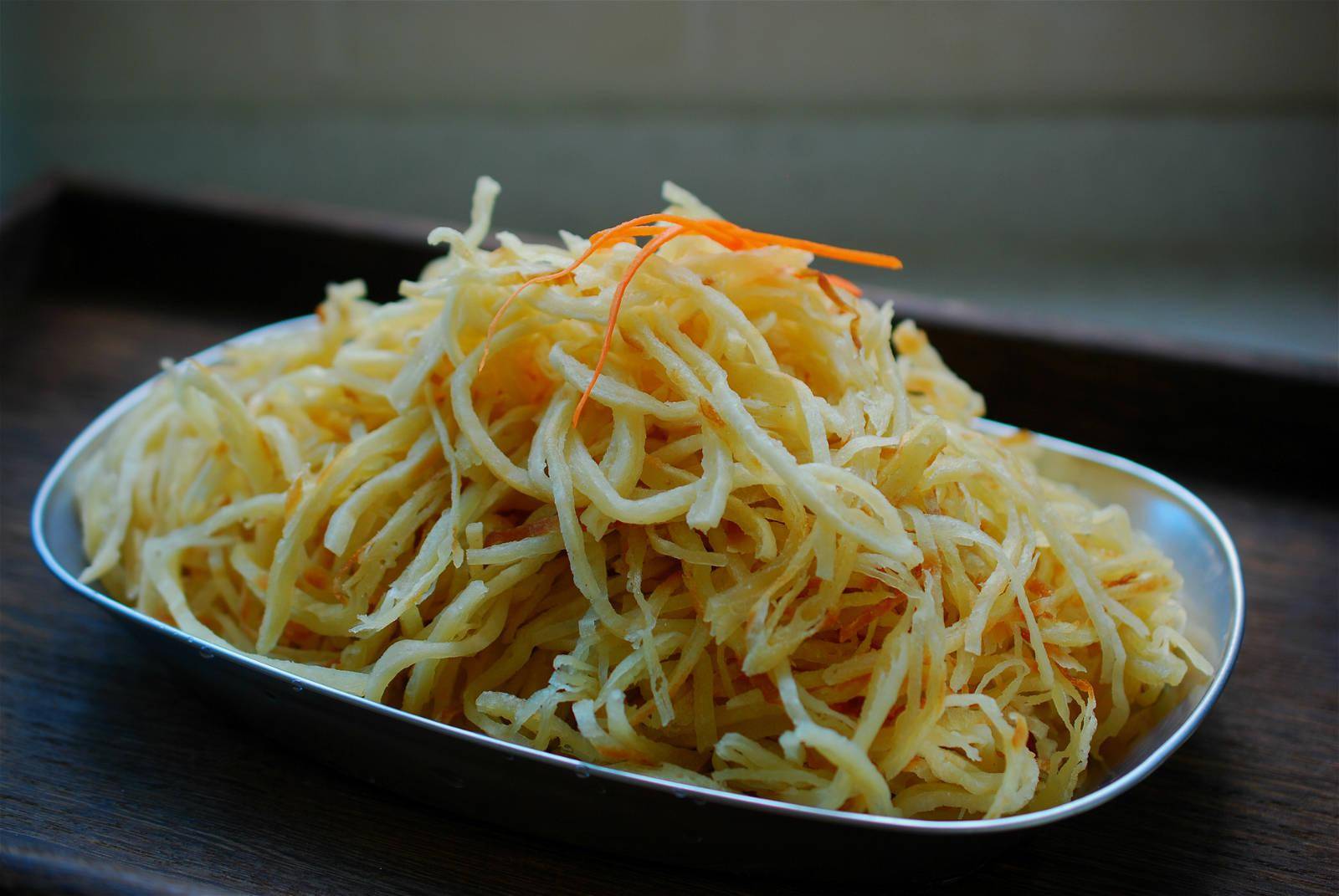 跟着大厨学会的素炒饼丝15分钟就上桌连菜带饭一锅就做好