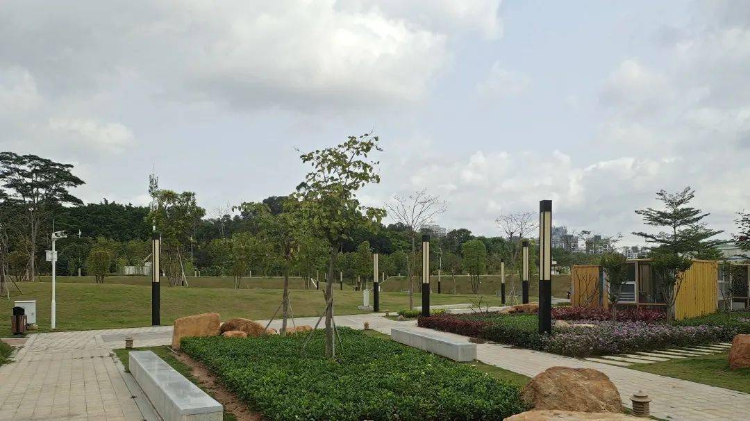 滑动查看照片公园地址:东莞南城蛤地蛤旺路旺龙立业花园对面遇见宠儿