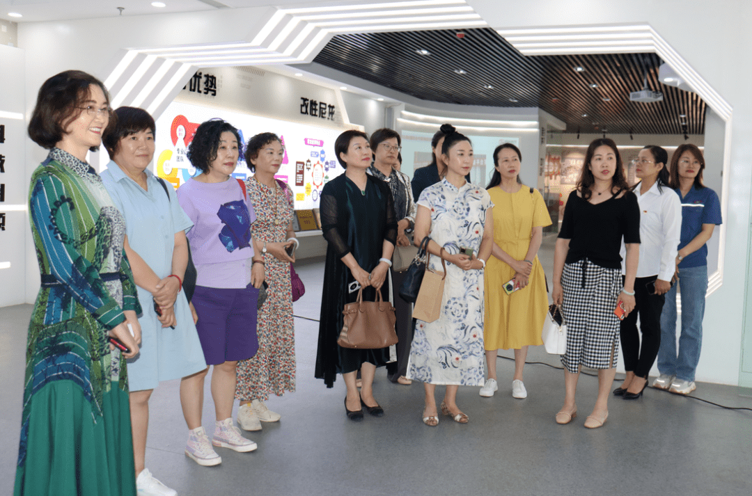 在协会副会长单位---力诺集团股份有限公司,考察团一行参观了力诺集团