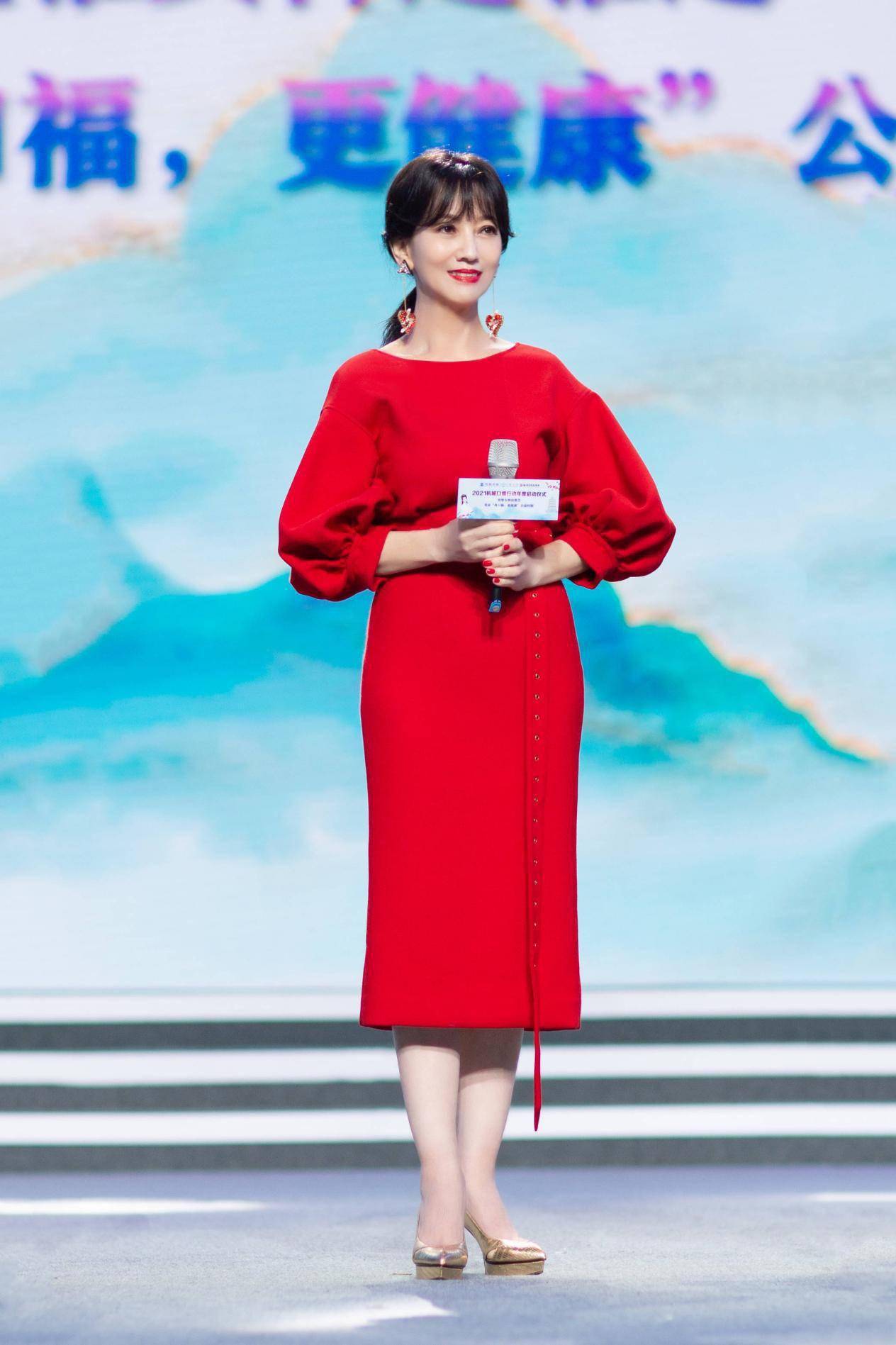 66岁赵雅芝终于不扮嫩穿红色连衣裙亮相活动气质好惊艳