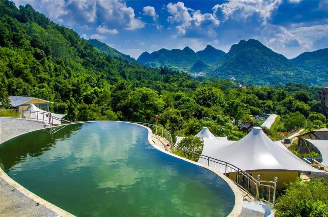 贺州温泉水质软,温度高,矿化度高,泡在温泉里,让热气腾腾的泉水渗入