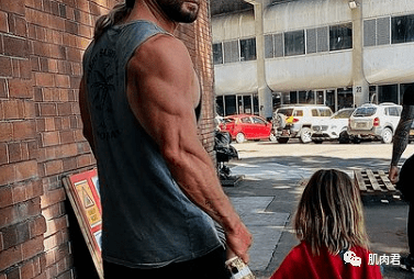 雷神锤哥晒亲子照被无数网友重拳出击这腿细得跟鸡一样