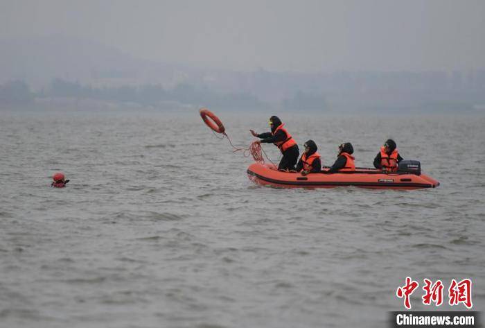 长春|长春消防暴雨天气开展水域救援演练