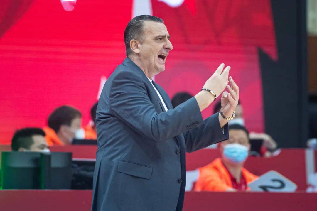 前山东男篮助教德拉甘·罗萨担任球队主教练