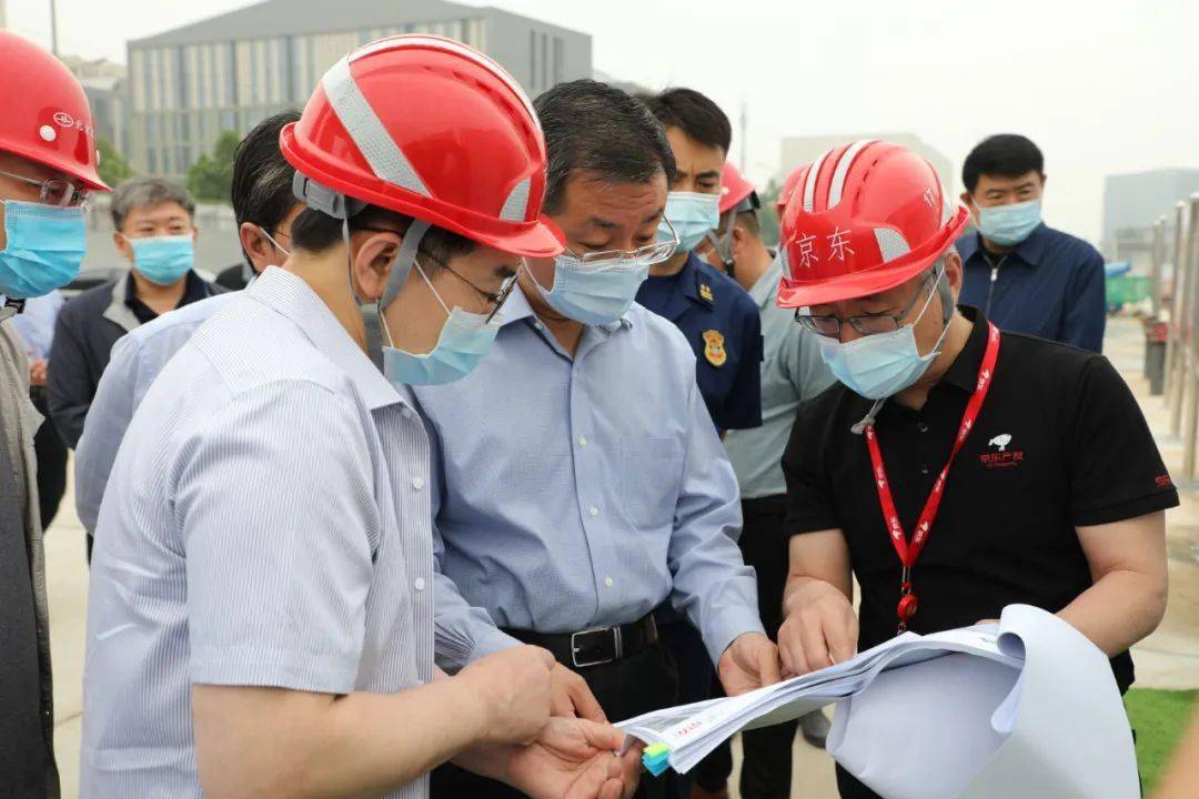 京东三期施工现场,天通泰社区,天华路派出所门前道路,详细查看下凹