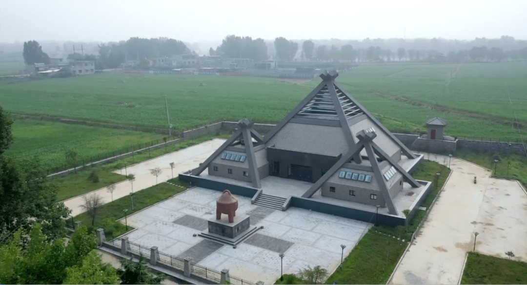 北辛遗址位于官桥镇北辛村北首,薛河故道南岸,总面积约12万平方米,是