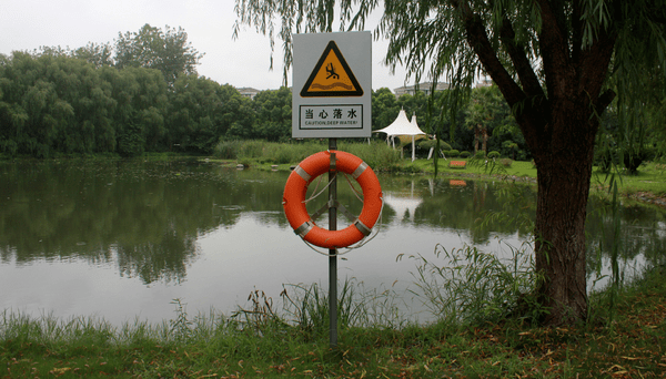 营救溺水者 防止造成人员伤亡 许多开放性的水域都会配备有救生设备