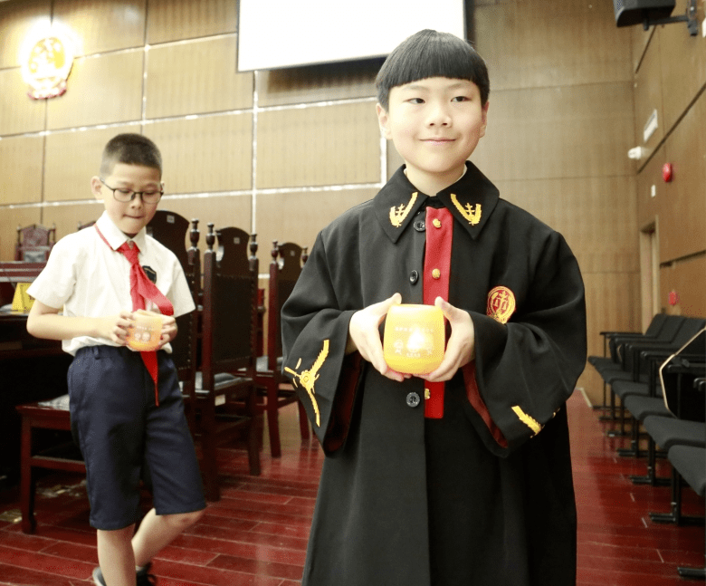 模拟法庭!萌娃化身大法官"判案",普法又学法