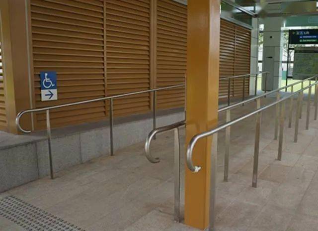 让路的标语▲公用的轮椅给有需要的人上下电梯和地铁▲坐轮椅的人专用