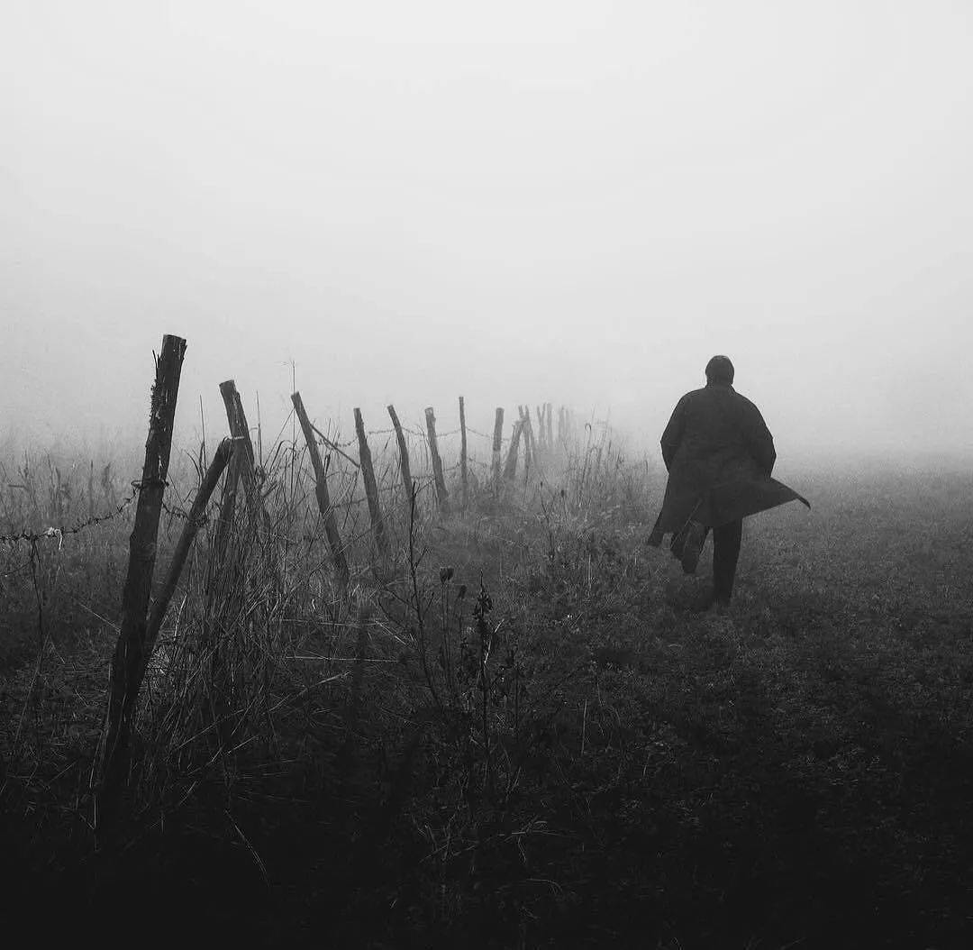 摄影孤独是生活常态平躺只是临时的逃避