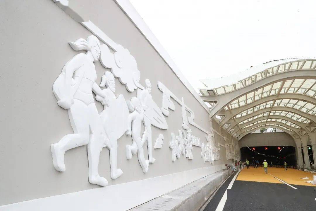 兴湖路出口端的墙面上边角部分修整以及隧道护栏,装饰板的消防设施