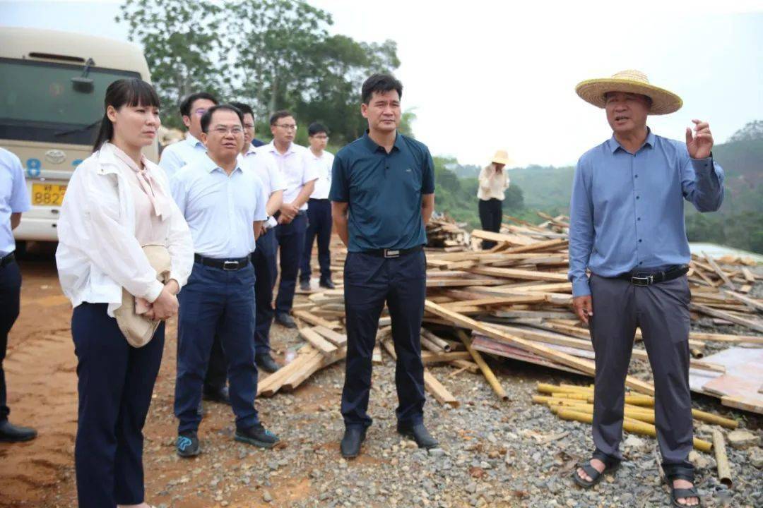 王耀雷一行先后来到崇左温氏总部及饲料厂,亚行路网污水处理厂,在野