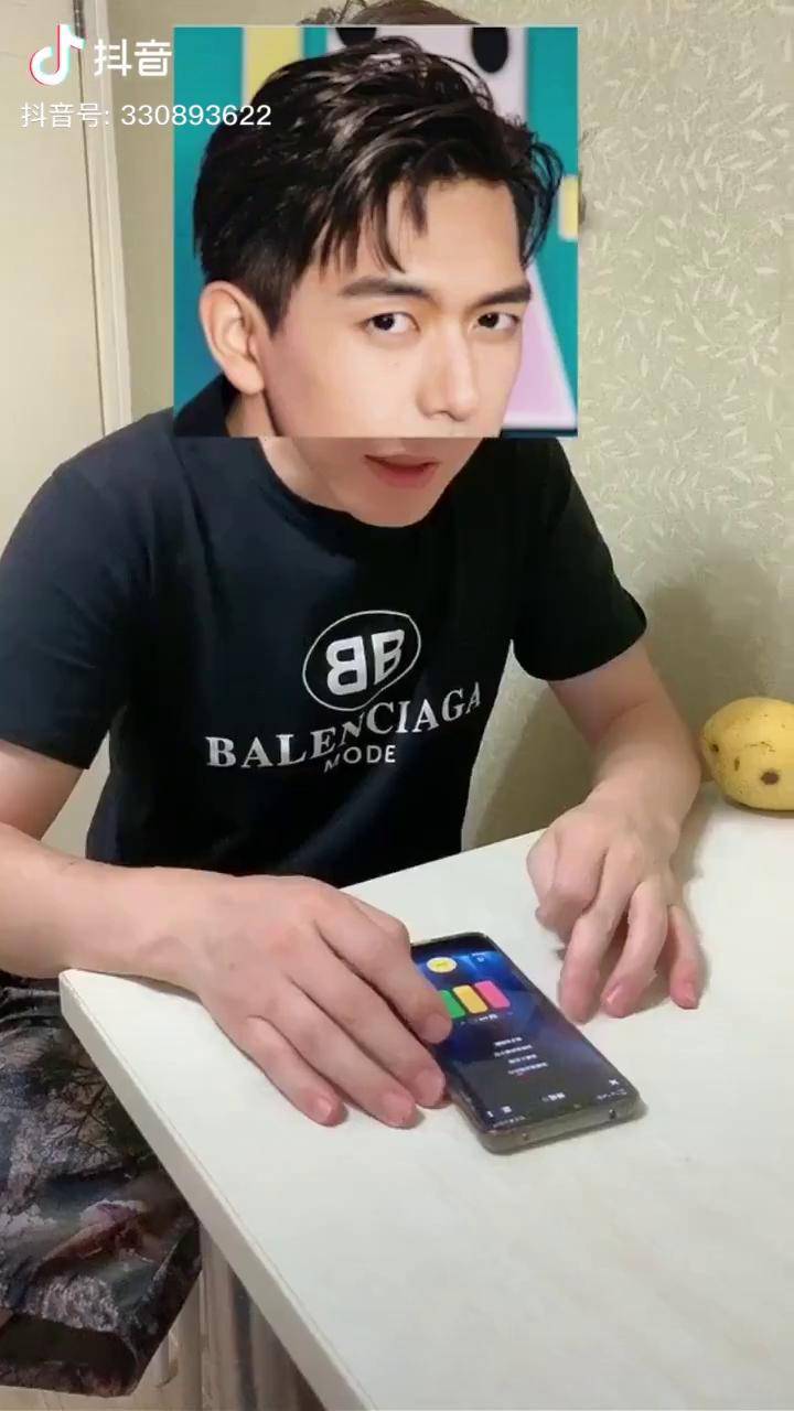 大家都知道我是颜值主播不能露脸所以只能请韩商言唱一首把孤独当作