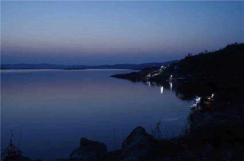 第三点,夜晚施钓往往获大鱼的机会多,且小杂鱼闹窝较少,屡屡上大鱼