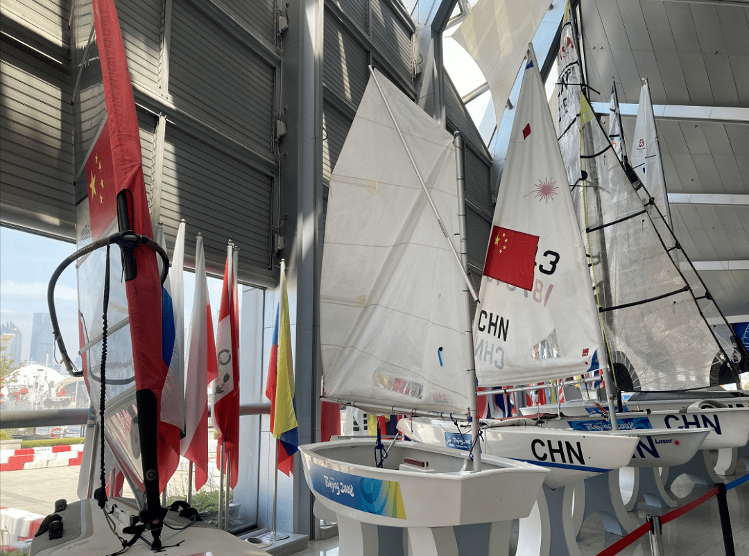 如今就保存在青岛奥帆博物馆前厅,她们所驾驶的帆船和帆板与激光镭