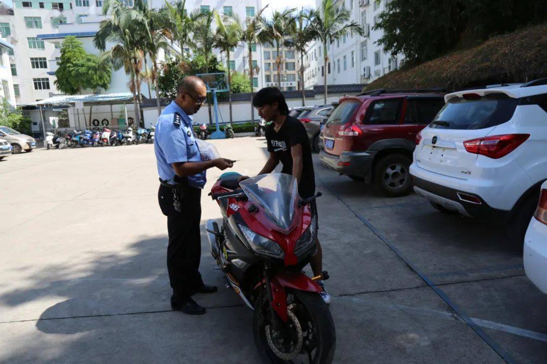 中心派出所为群众追回被盗摩托车 失主送锦旗致谢_华坪县