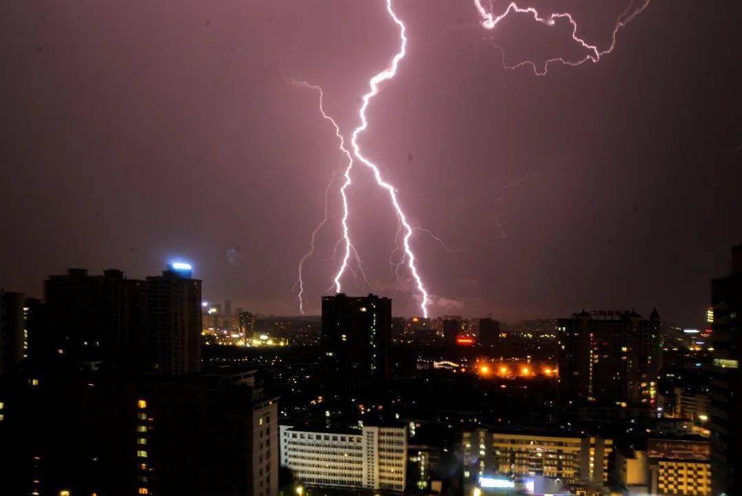 飑线雷暴图片