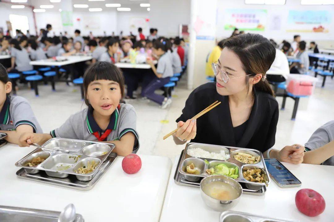 丽水经济开发区中学,三个楼层的食堂,同时向师生开放,所有菜品全部