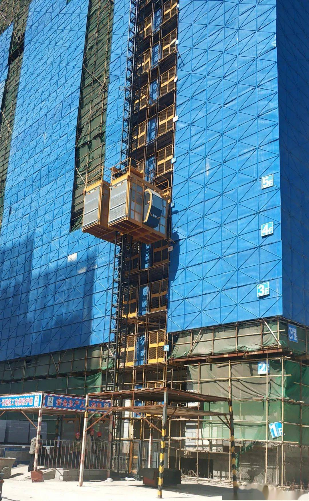 同样作为高空作业机械系列产品的施工升降机,在住宅,高层建筑,桥梁等