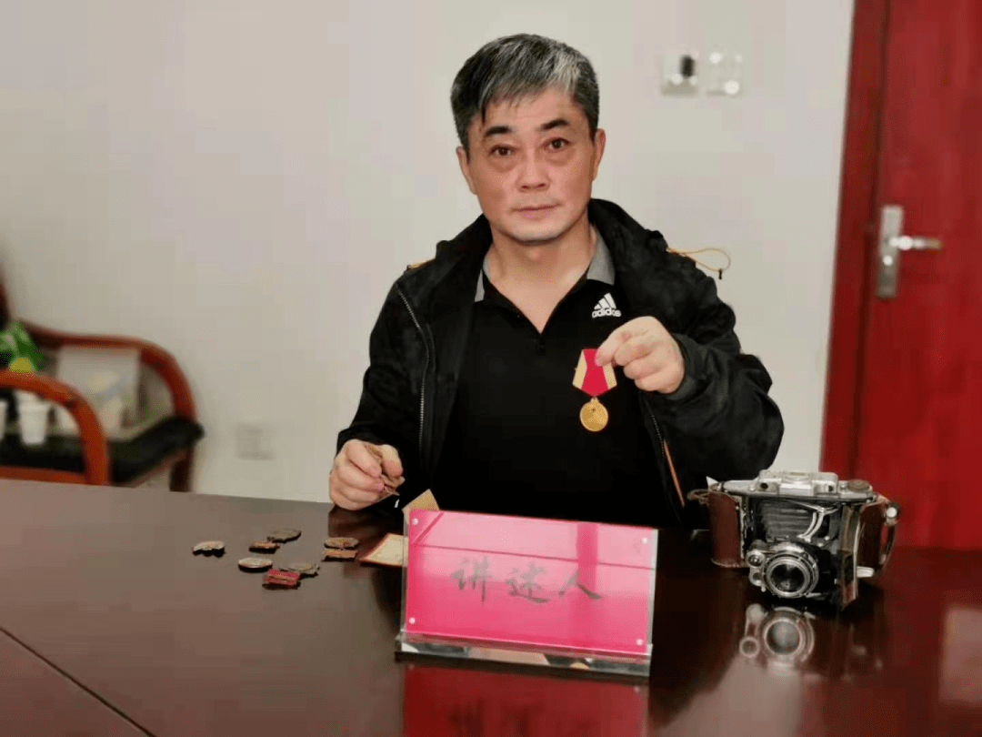 杨存奇谈起自己父亲杨现瑞满怀崇敬,杨现瑞曾任朝阳县东大道乡奈林皋