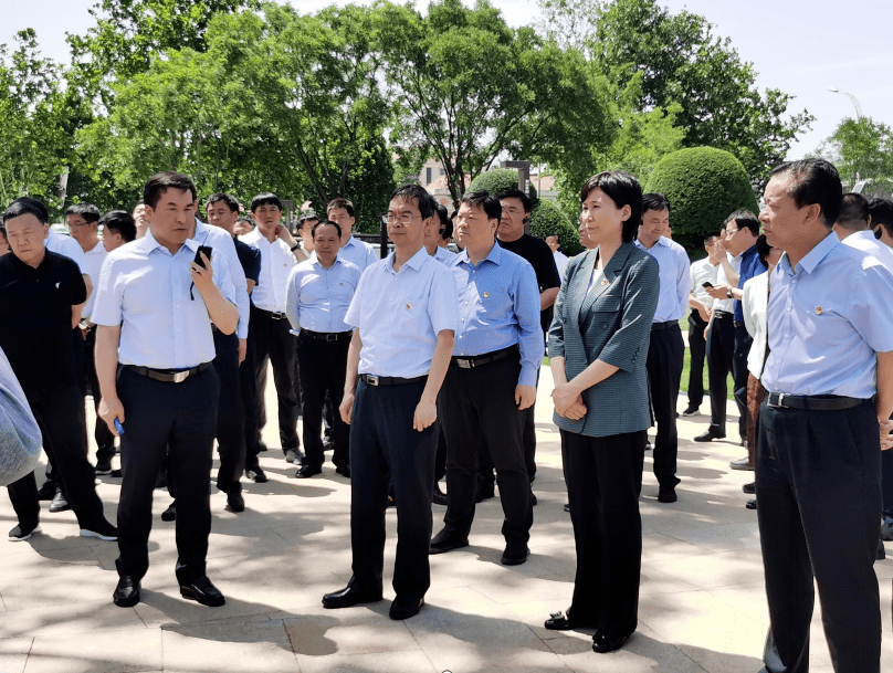 5月29日,郑州市委副书记,市长侯红带领开封市党政代表团90余人到园林