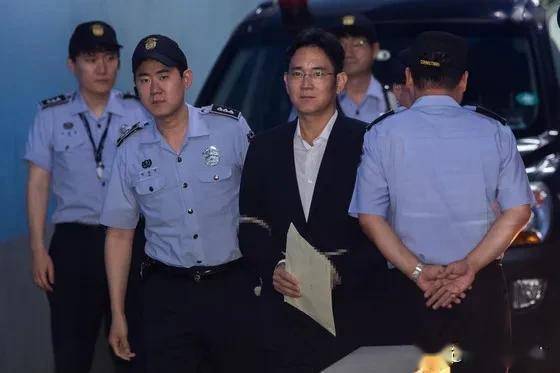 打从李在镕今年1月入狱,就不停有人对文在寅提及此事.