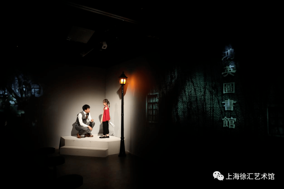 巧妙利用七十多平米的小空间,打造了一个"黑匣子"舞台