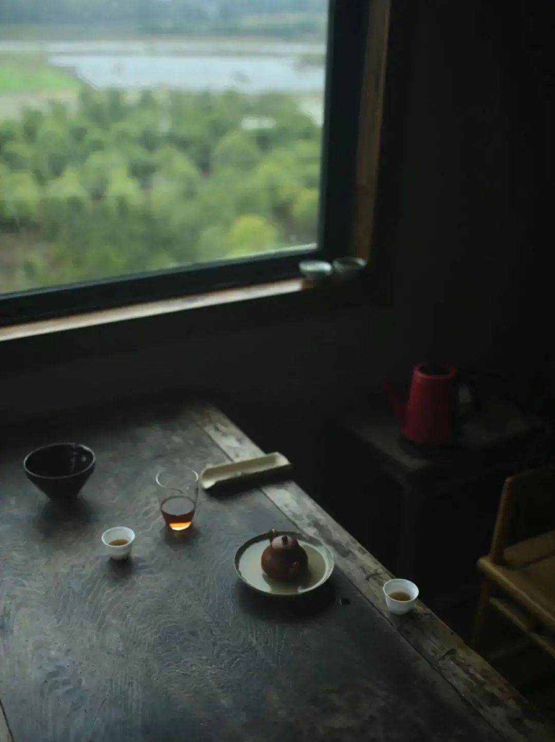 静坐窗前喝茶的图片图片