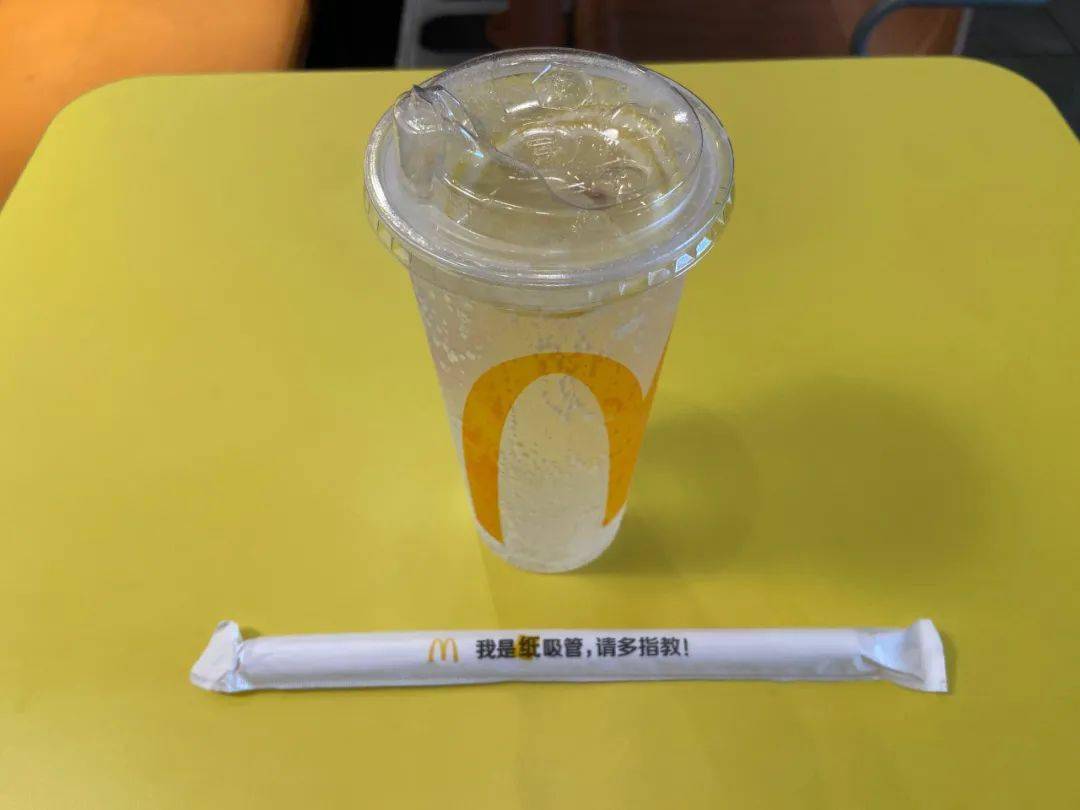 昨日14时许,记者来到顺平辅线的麦当劳看到,店内就餐顾客较少,收银台