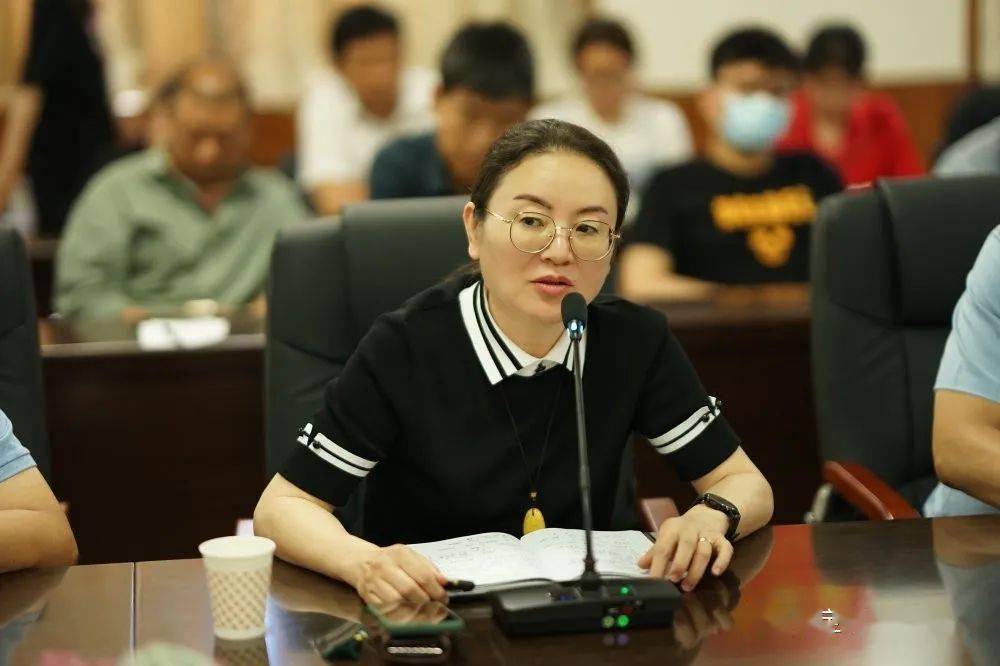 王振山书记和容大集团董事长王舒耐进行了发言.